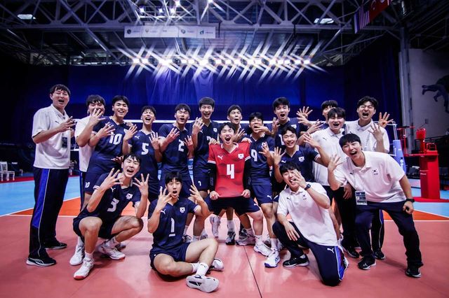 중국전 승리에 기뻐하는 한국 U-19 남자배구 대표팀