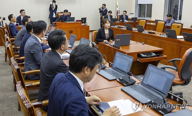 국회 환노위 통과되는 노조법 2·3조 개정안