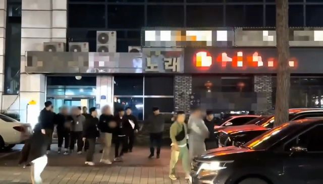 경찰에 검거되는 유흥업소 업주와 호객꾼들