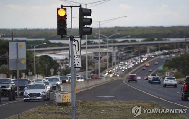쓰나미 경보에 대피하는 하와이 주민들