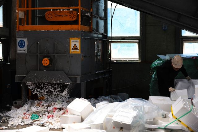 뜨거운 기계 옆에서 작업