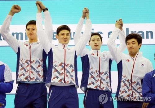 2017 하계 U대회 펜싱 남자 단체전에서 우승했던 오상욱(왼쪽)