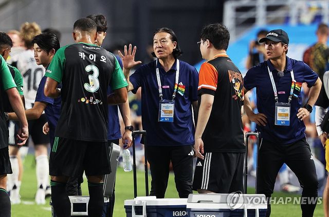 작전 지시하는 김판곤 감독