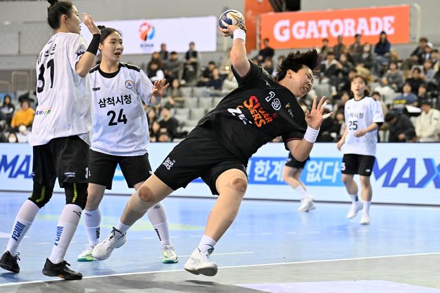 H리그 2024-2025시즌 SK 슈가글라이더즈와 삼척시청의 경기 모습. 