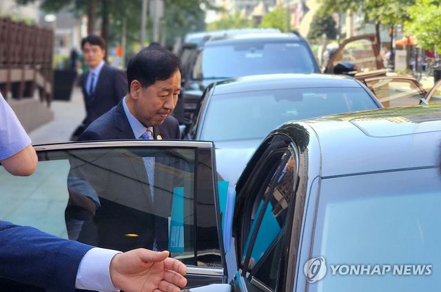 이틀 연속 통상협의 위해 숙소 나서는 경제부총리