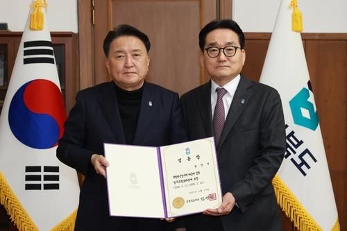 왼쪽부터 김영환 충북지사와 손인석 보좌관 