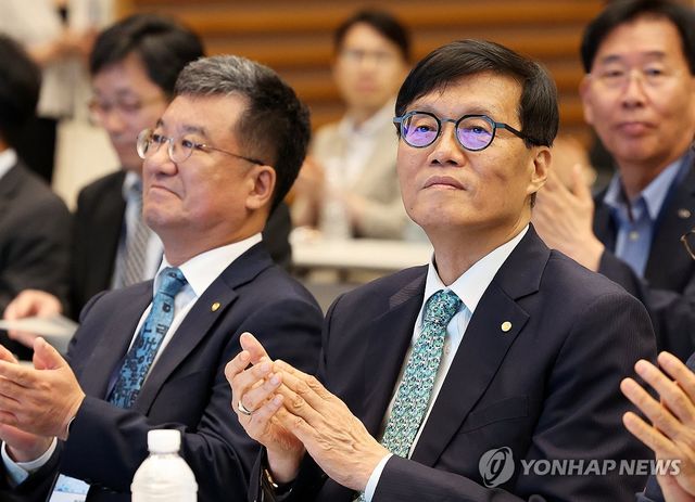 손뼉 치는 이창용 한국은행 총재