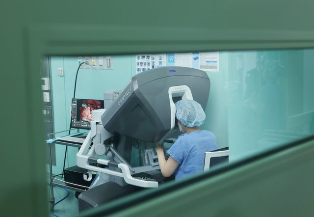 로봇수술 중인 의료진