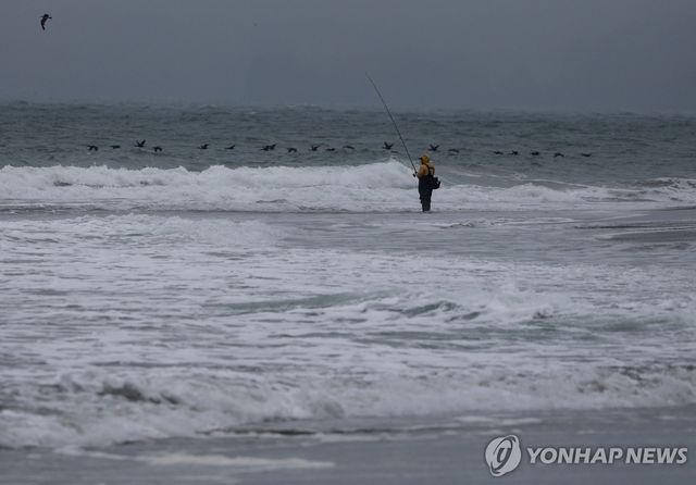30일 미국 캘리포니아주 샌프란시스코 해변의 파도