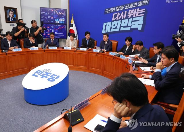 최고위원회의서 발언하는 김병기 당대표 직무대행