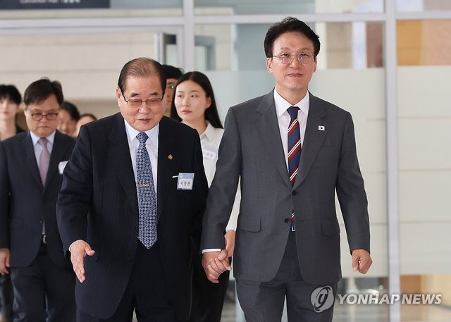 이종찬 광복회장 손잡고 이동하는 김민석 총리