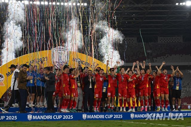 우승 세리머니 하는 베트남 선수단.