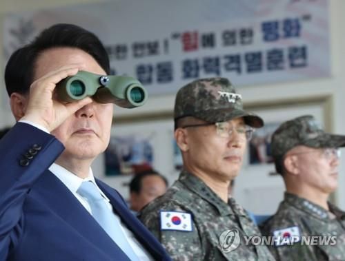 쌍안경으로 훈련 보던 윤석열 전 대통령 