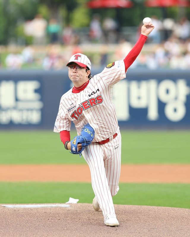 투구하는 KIA의 베테랑 투수 양현종