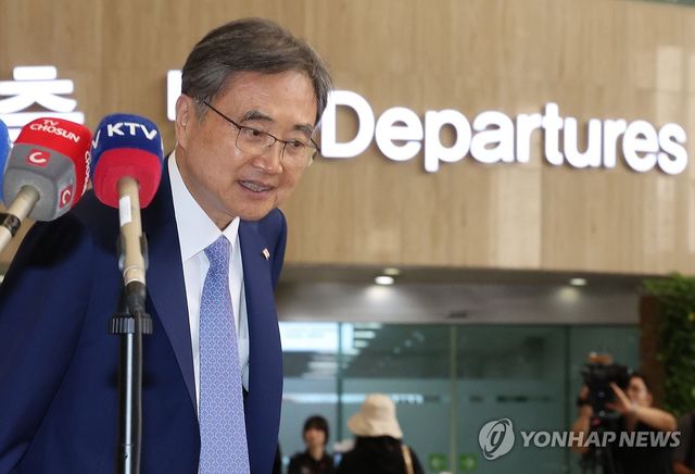 출국하는 조현 외교부 장관