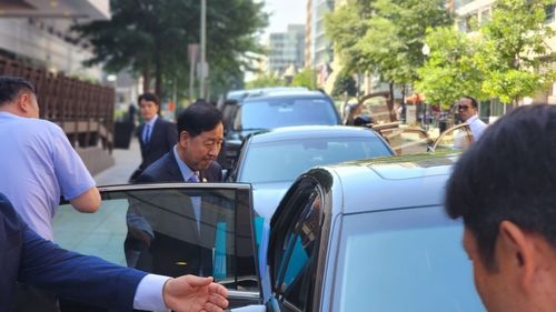 이틀 연속 美상무장관과 통상협의 위해 숙소 나서는 경제부총리