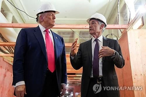 24일 연준 건물 방문해 파월과 대화하는 트럼프 
