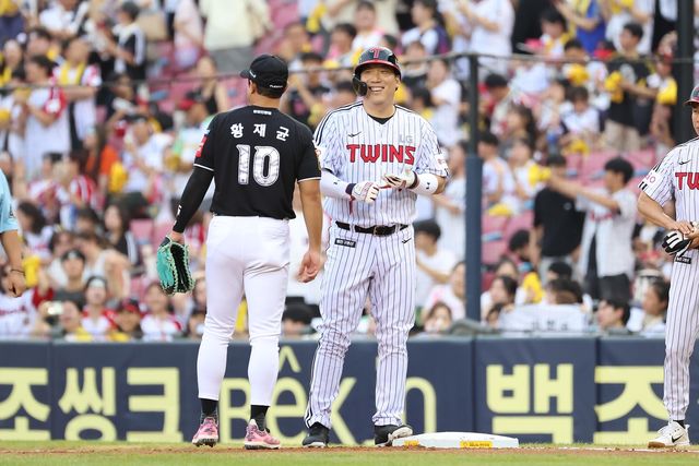 안타를 때리고 출루한 LG의 김현수(오른쪽)