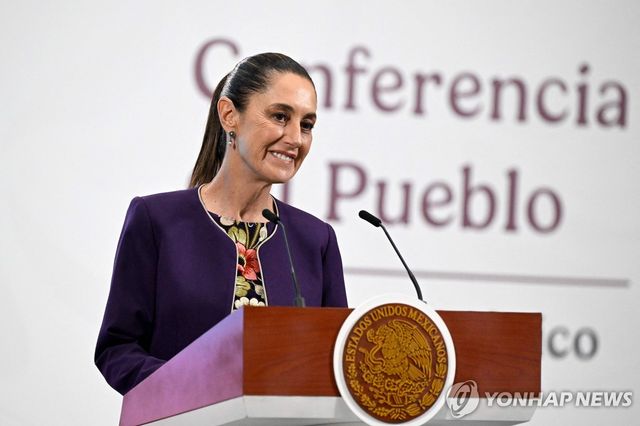 31일(현지시간) 미국과의 관세 협상 내용을 알리며 미소 짓는 멕시코 대통령