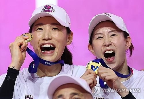통합우승 차지한 김연경-김수지