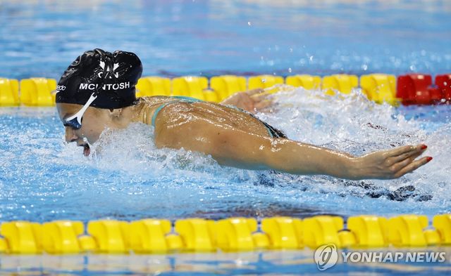 역영하는 서머 매킨토시.