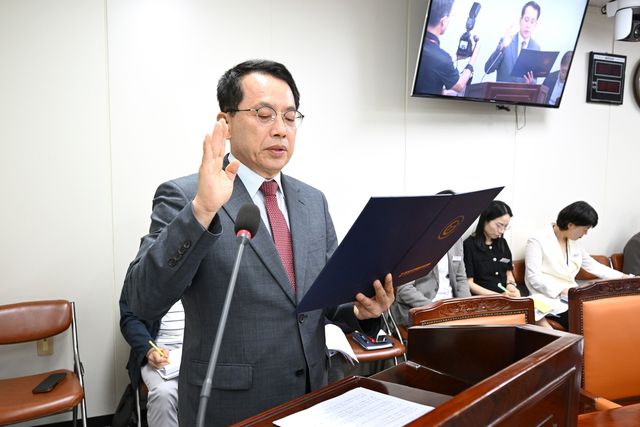 인사청문 선서하는 황태수 경남인재평생교육진흥원장 후보자