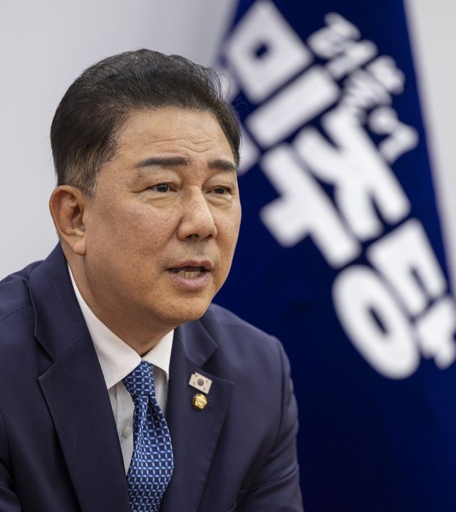 인터뷰 하는 김병기 민주당 대표 직무대행 겸 원내대표 