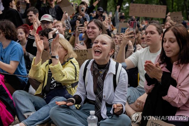 새 법의 의회 통과에 기뻐하는 시위대