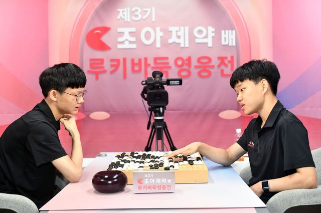 대국 후 복기하는 김승진(오른쪽) 6단과 조상연 4단