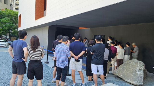 써밋 리미티드 남천 견본주택 입장 기다리는 관람객