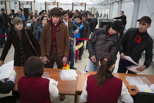 모스크바 공항에 도착한 이주 노동자들