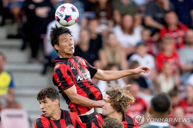 헤더 경합을 펼치는 미트윌란의 수비수 이한범