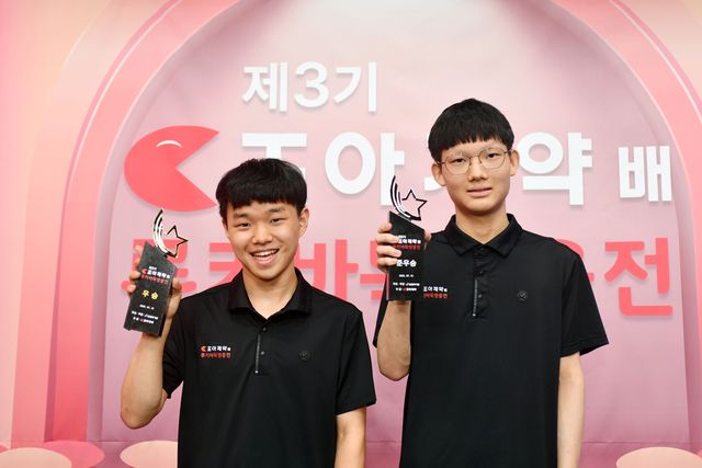 조아제약배에서 우승한 김승진(왼쪽) 6단과 조상연 4단