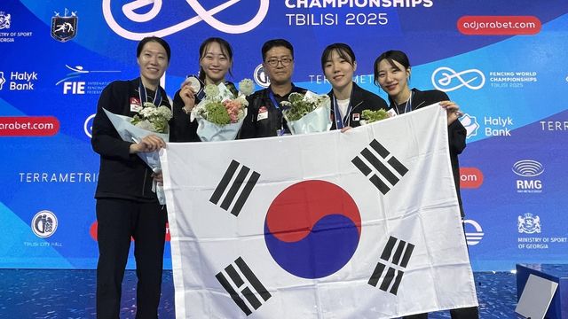 왼쪽부터 서지연, 최세빈, 이국현 코치, 전하영, 김정미