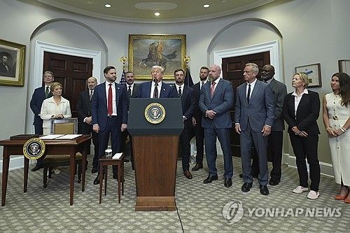 트럼프, 스포츠자문위 재설립·대통령체력검사 부활 행정명령 서명식