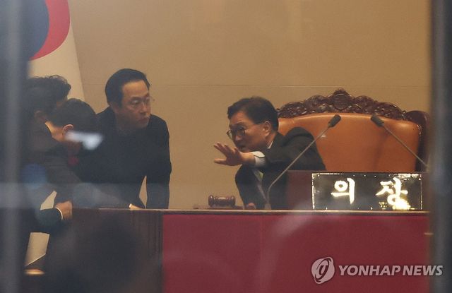 계엄 당일 의장석 지키는 우원식 국회의장