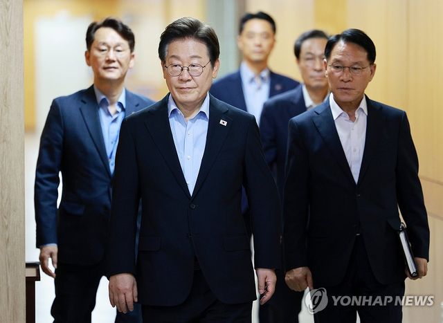 이재명 대통령, 6차 수석·보좌관 회의 참석