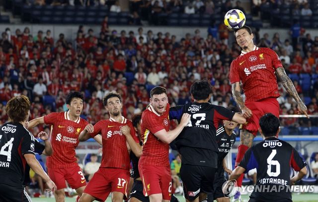 리버풀과 요코하마 F. 마리노스의 경기 장면.
