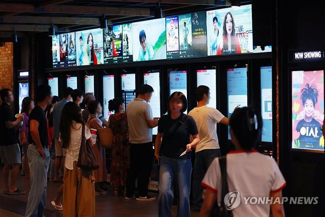 영화 6천원 할인권 배포…붐비는 영화관