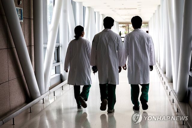 병원에서 이동하는 의료진