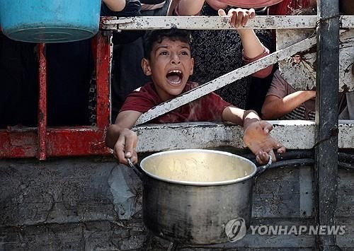 식량을 애타게 기다리는 가자지구 어린이