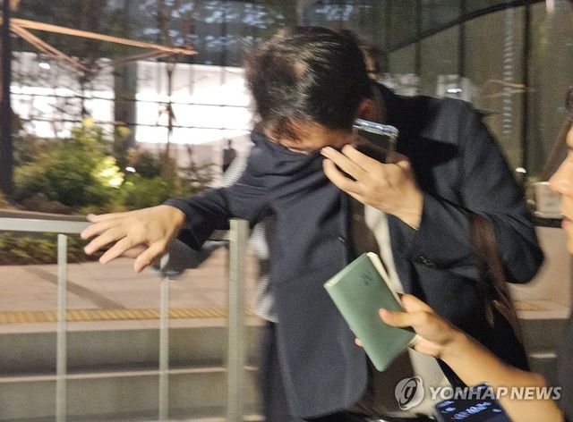 얼굴 가린 채 특검 사무실 떠나는 김건희 오빠