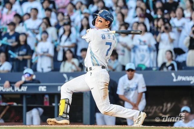 안타를 친 후 타구 방향을 바라보는 김주원