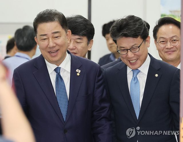 밝은 표정의 김병기-진성준