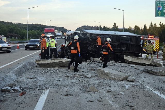 대형 화물 추락해 아수라장