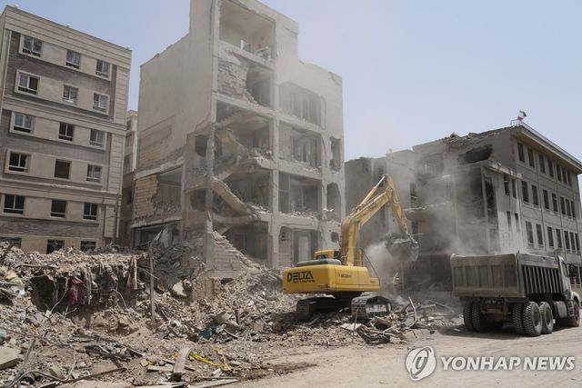 이스라엘의 공습으로 파괴된 이란 테헤란 도심의 한 건물.[AP= 연합뉴스]