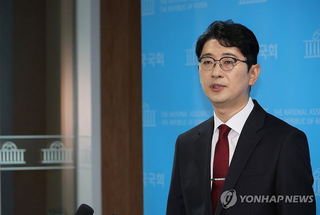 취재진 질문에 답하는 주진우 의원