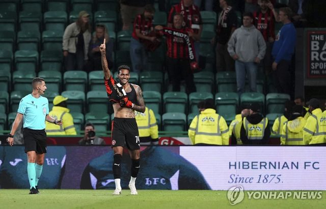 연장 후반 막판 극장골을 터트리고 환호하는 미트윌란의 주니오르 브루마두