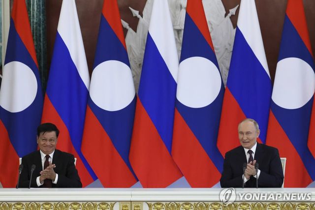 기자회견하는 블라디미르 푸틴 러시아 대통령과 통룬 시술릿 라오스 국가주석