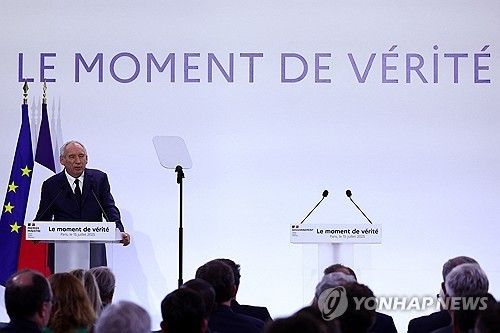 내년도 예산안 기조 발표한 프랑스 총리. 배경에 '진실의 순간'이라고 쓰여있다.